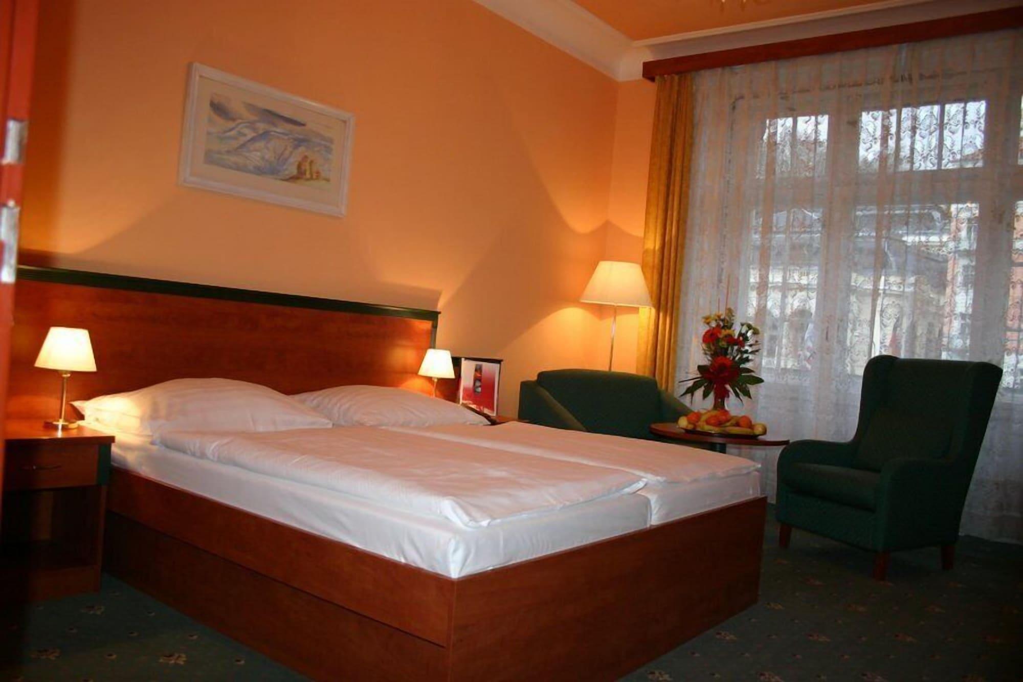 Ea Hotel Jessenius Karlowe Wary Zewnętrze zdjęcie