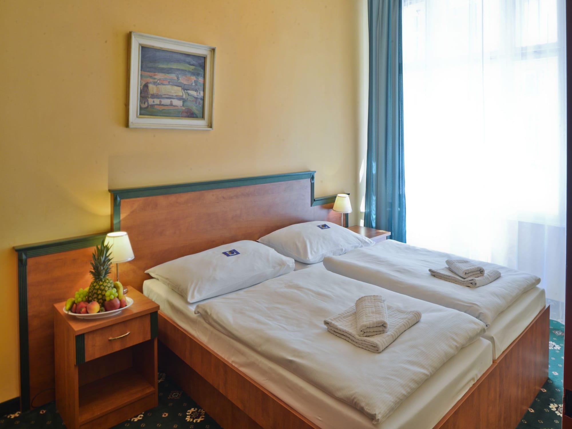 Ea Hotel Jessenius Karlowe Wary Zewnętrze zdjęcie